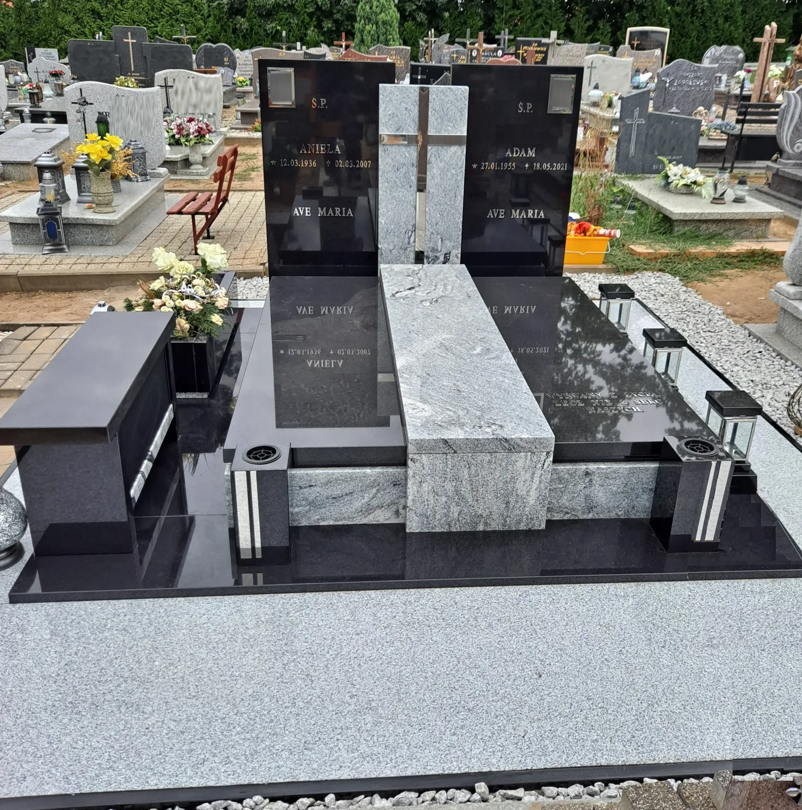 Nagrobek rodzinny na podwójnym grobowcu