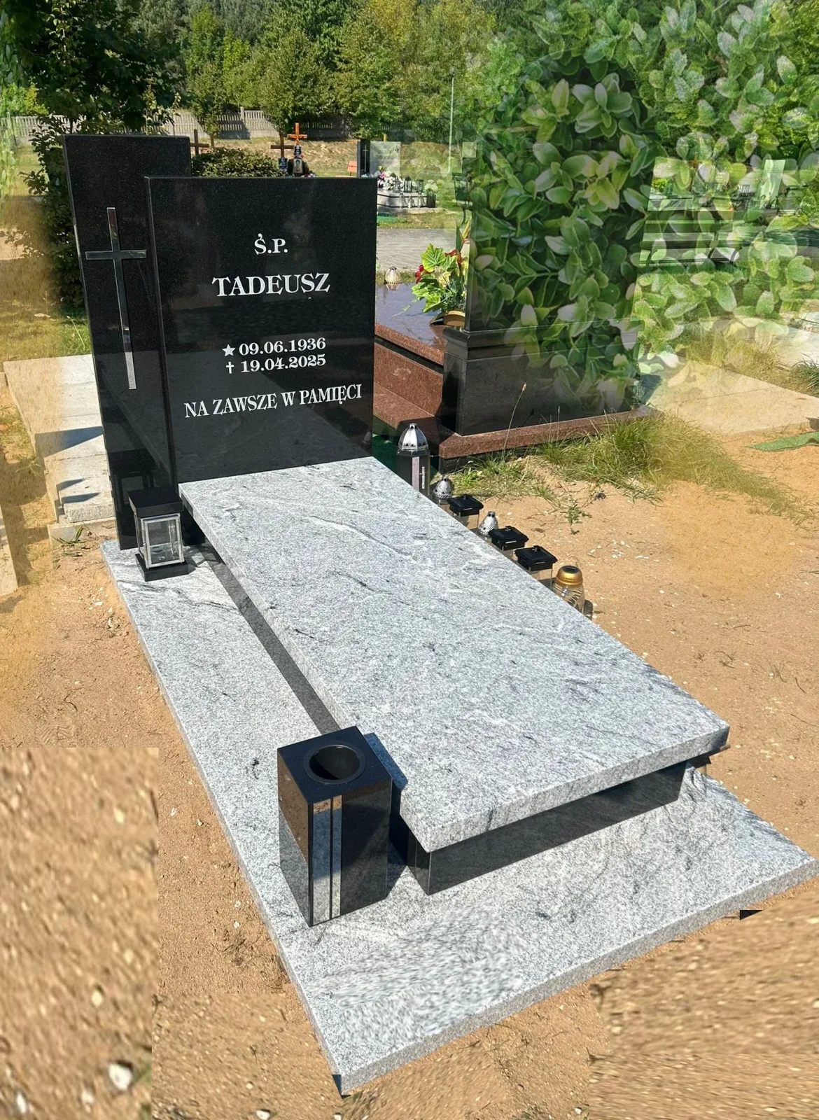 Nagrobek jasny z czarną tablicą